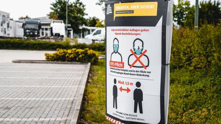 Eine Aufforderung zum Tragen einer Maske ist an einer Straße in Bayern zu sehen.