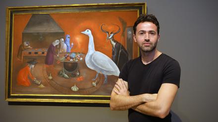 Daniel Zamani, Kurator der neuen Ausstellung zum Surrealismus im Museum Barberini, vor Leonora Carringtons Gemälde „Großmutter Moorheads aromatische Küche“.