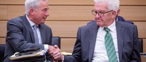 Thomas Strobl (l, CDU), Innenminister von Baden-Württemberg, begrüßt im Plenarsaal im Landtag von Baden-Württemberg, Winfried Kretschmann (Bündnis 90/Die Grünen), Ministerpräsident von Baden-Württemberg.