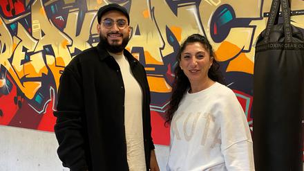Songül Çetinkaya (r.) und Munieb Alsaid bieten Jugendlichen in Neukölln einen Schutzraum an.