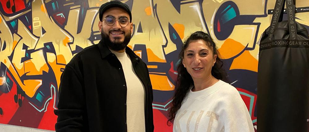 Songül Çetinkaya (r.) und Munieb Alsaid bieten Jugendlichen in Neukölln einen Schutzraum an.