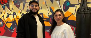 Songül Çetinkaya (r.) und Munieb Alsaid bieten Jugendlichen in Neukölln einen Schutzraum an.