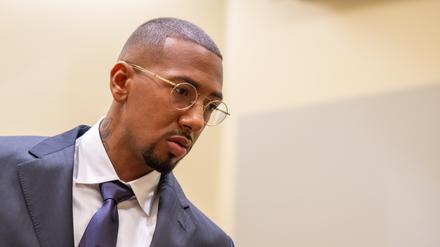 Der Fußball-Profi und ehemalige Nationalspieler Jérôme Boateng steht zu Beginn der Fortsetzung im Berufungsprozess im Gerichtssaal des Landgericht München I. 