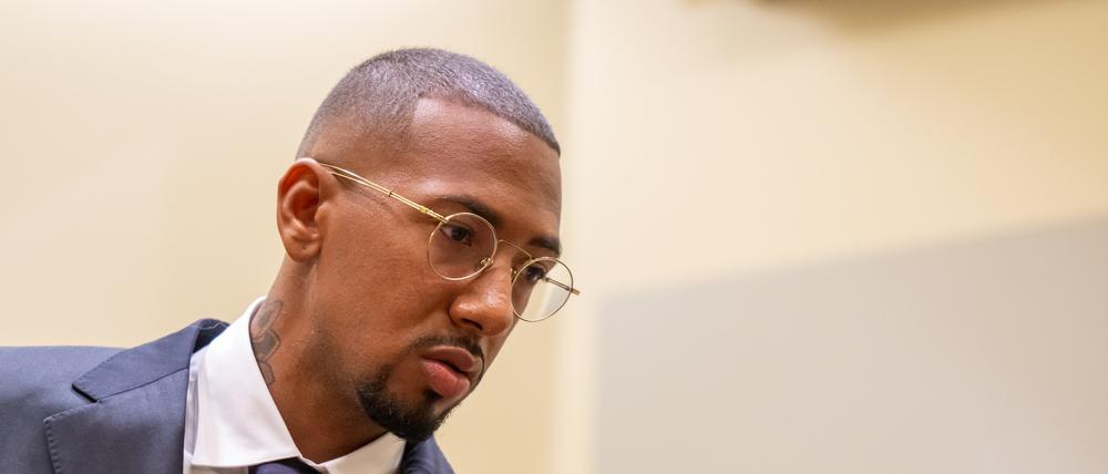 Der Fußball-Profi und ehemalige Nationalspieler Jérôme Boateng steht zu Beginn der Fortsetzung im Berufungsprozess im Gerichtssaal des Landgericht München I.