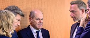 Kreative Haushaltspolitik: Kanzler Olaf Scholz im Gespräch mit Finanzminister Christian Lindner (rechts) und Wirtschaftsminister Robert Habeck. 