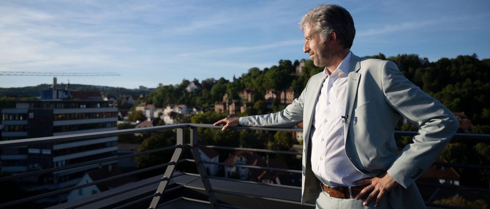 Boris Palmer, Oberbürgermeister von Tübingen, steht nach einer Pressekonferenz auf dem Dach eines Gebäudes in der Tübinger Innenstadt.