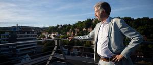 Boris Palmer, Oberbürgermeister von Tübingen, steht nach einer Pressekonferenz auf dem Dach eines Gebäudes in der Tübinger Innenstadt.