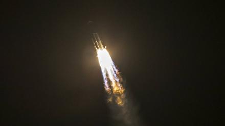 Eine Trägerrakete mit dem Frachtraumschiff startet 2021 von der Wenchang Spacecraft Launch Site in Wenchang, Provinz Hainan, China. (Symbolbild)