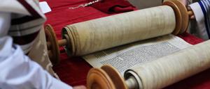 Eine Tora-Rolle.