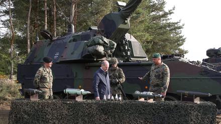 Kanzler Scholz hat sich schon in den ersten Monaten des Angriffskriegs gegen die Ukraine die Panzerhaubitze 2000 erklären lassen, mit der nun auch auf russisches Gebiet gefeuert werden könnte.
