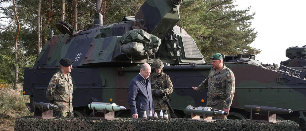 Kanzler Scholz hat sich schon in den ersten Monaten des Angriffskriegs gegen die Ukraine die Panzerhaubitze 2000 erklären lassen, mit der nun auch auf russisches Gebiet gefeuert werden könnte.