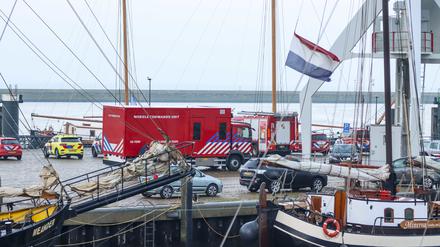 Einsatzkräfte von Notdiensten treffen im Hafen von Harlingen ein.