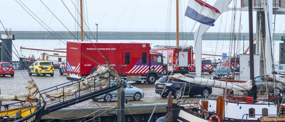 Einsatzkräfte von Notdiensten treffen im Hafen von Harlingen ein.