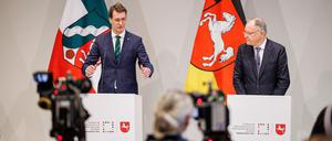 Die Ministerpräsidenten Hendrik Wüst (Nordrhein-Westfalen) und Stephan Weil (Niedersachsen). 