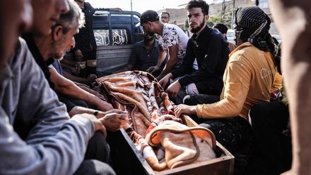 Syrien, August 2022: Menschen bereiten sich darauf vor, die Opfer eines Raketenangriffs zu beerdigen. Bei einem Angriff von syrischen Regierungstruppen auf einen Markt sowie ein Wohnviertel im Norden des Landes sind Aktivisten zufolge mehrere Menschen getötet worden. Unter den Opfern sind auch Kinder.