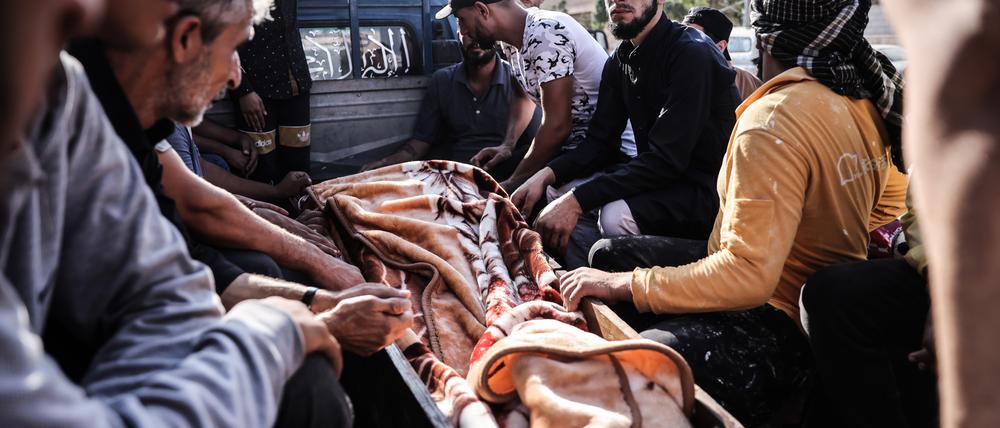 Syrien, August 2022: Menschen bereiten sich darauf vor, die Opfer eines Raketenangriffs zu beerdigen. Bei einem Angriff von syrischen Regierungstruppen auf einen Markt sowie ein Wohnviertel im Norden des Landes sind Aktivisten zufolge mehrere Menschen getötet worden. Unter den Opfern sind auch Kinder.