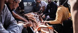 Syrien, August 2022: Menschen bereiten sich darauf vor, die Opfer eines Raketenangriffs zu beerdigen. Bei einem Angriff von syrischen Regierungstruppen auf einen Markt sowie ein Wohnviertel im Norden des Landes sind Aktivisten zufolge mehrere Menschen getötet worden. Unter den Opfern sind auch Kinder.
