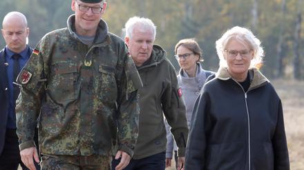 Bundesverteidigungsministerin Christine Lambrecht (r.)