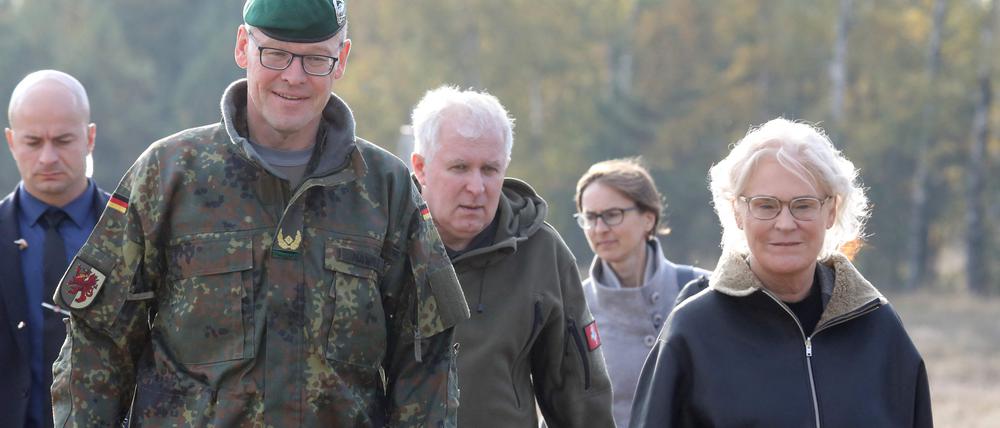 Bundesverteidigungsministerin Christine Lambrecht (r.)