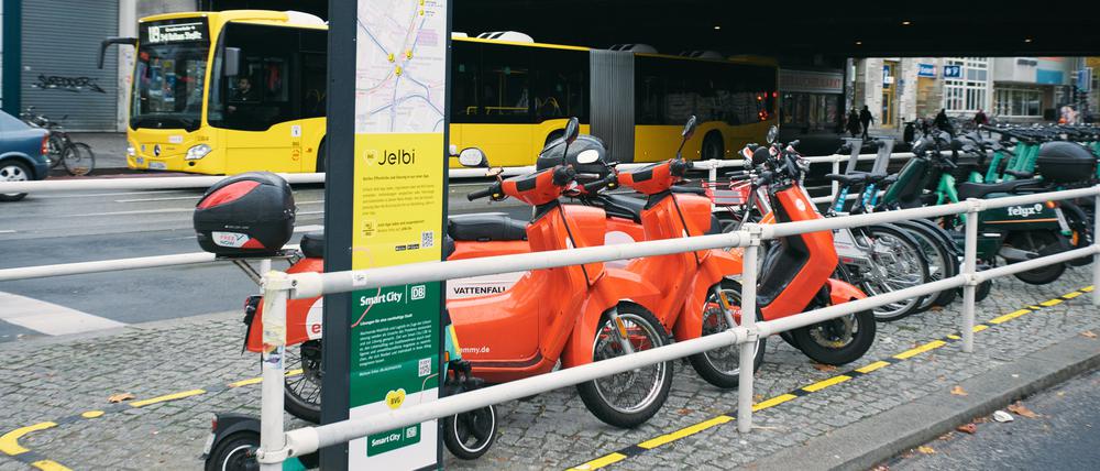 Nur noch an den Jelbi-Hubs dürfen Sharingfahrzeuge am Hardenbergplatz stehen.