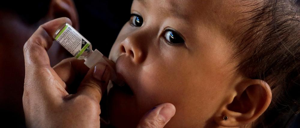 Das Poliovirus wird meist über Schmierinfektion verbreitet, in Ländern mit unzureichendem Hygienestandard auch über verunreinigtes Wasser. Im Kampf gegen die Kinderlähmung wird mitunter auf Schluckimpfung gesetzt.