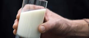 Weniger Milchdurst: Viele junge Leute steigen auf Hafer-, Mandel- oder Sojadrinks um.