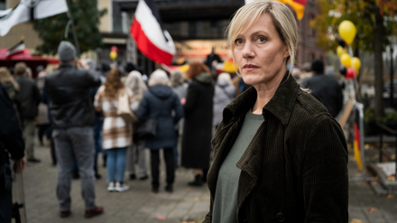 Hilflos.  Claudia Voss (Anna Schudt) realisiert, dass sie nichts gegen die rechte Demonstration in ihrer Stadt ausrichten kann. 
