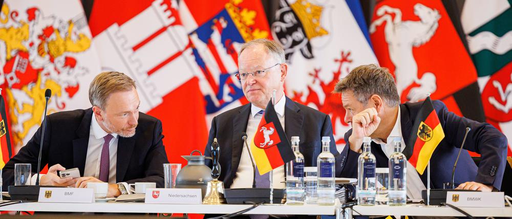 Christian Lindner (FDP), Stephan Weil (SPD) und Robert Habeck (Bündnis 90/Die Grünen) sitzen während einer Sitzung der Ministerpräsidentenkonferenz im Schloss Herrenhausen.