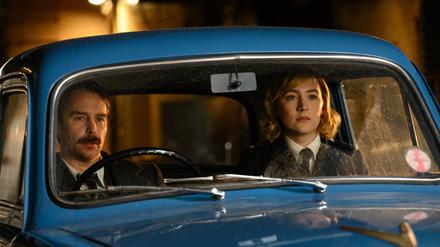 Sam Rockwell als Inspektor Stoppard und Saoirse Ronan als Constable Stalker.