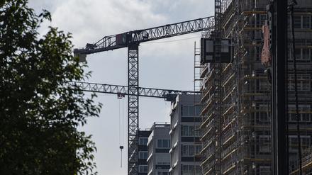 Baukräne ragen im neuen Quartier an der Heidestraße in den Himmel. 