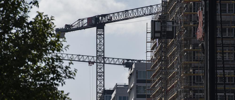 Baukräne ragen im neuen Quartier an der Heidestraße in den Himmel. 