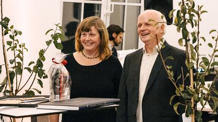 Ein Leben nach dem Tagesspiegel ist möglich – und nicht mal sinnlos, wie Cordula Eubel und Robert Birnbaum hier bei der Feier in der Rotunde des Verlagshauses in heiterer Stimmung zeigen. Ganz links: Ein Reneklodenbaum, rechts: ein Birnbaum.