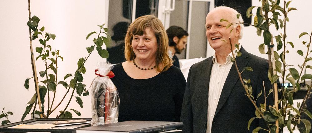 Ein Leben nach dem Tagesspiegel ist möglich – und nicht mal sinnlos, wie Cordula Eubel und Robert Birnbaum hier bei der Feier in der Rotunde des Verlagshauses in heiterer Stimmung zeigen. Ganz links: Ein Reneklodenbaum, rechts: ein Birnbaum.