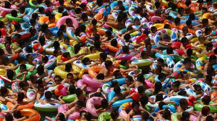 Jeder Mensch hat das Bedürfnis auf einen gewissen Abstand zu anderen Menschen. Allerdings ist dieser peripersonale Raum je nach Situation mal größer, mal kleiner – wie etwa beim Planschen in einem Schwimmbad in Suining im Südwesten Chinas.