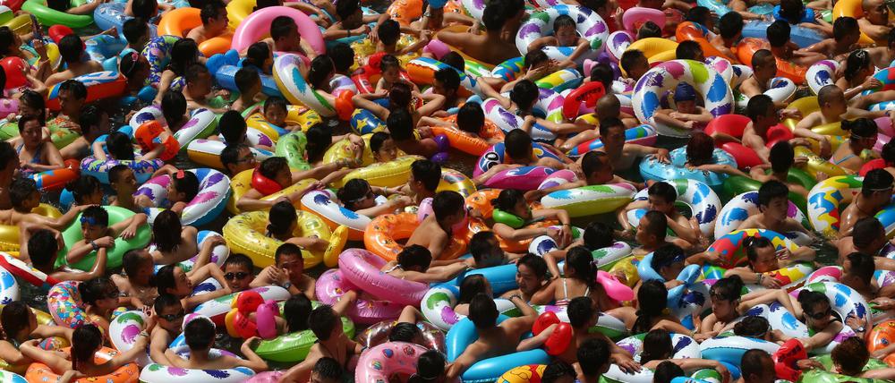 Jeder Mensch hat das Bedürfnis auf einen gewissen Abstand zu anderen Menschen. Allerdings ist dieser peripersonale Raum je nach Situation mal größer, mal kleiner – wie etwa beim Planschen in einem Schwimmbad in Suining im Südwesten Chinas.  