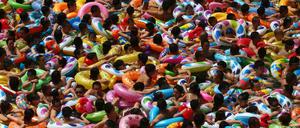 Jeder Mensch hat das Bedürfnis auf einen gewissen Abstand zu anderen Menschen. Allerdings ist dieser peripersonale Raum je nach Situation mal größer, mal kleiner – wie etwa beim Planschen in einem Schwimmbad in Suining im Südwesten Chinas.  
