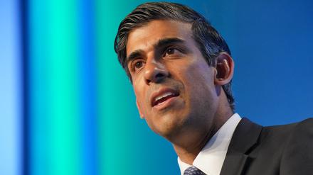 Rishi Sunak, ehemaliger Finanzminister von Großbritannien, hält eine Rede. Die britische konservative Partei hat ein Schnellverfahren angekündigt, so dass in Kürze feststehen soll, wer künftig an der Spitze der britischen Regierung stehen wird. 