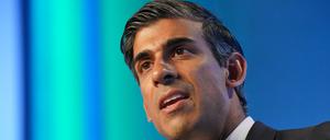 Rishi Sunak, ehemaliger Finanzminister von Großbritannien, hält eine Rede. Die britische konservative Partei hat ein Schnellverfahren angekündigt, so dass in Kürze feststehen soll, wer künftig an der Spitze der britischen Regierung stehen wird. 