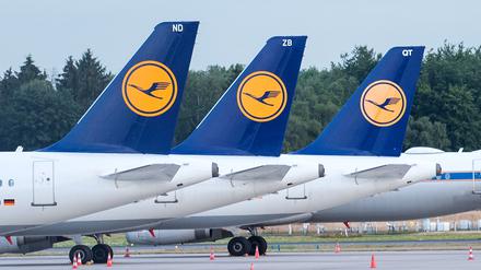 Flugzeuge der Lufthansa stehen auf dem Gelände des  Hamburger Flughafens. Die Lufthansa bietet auch aus Kostengründen weniger innerdeutsche Flüge an.