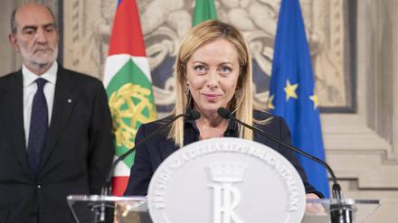 Geschafft: Giorgia Meloni nach dem Ende des entscheidenden Treffens mit dem Staatspräsidenten.