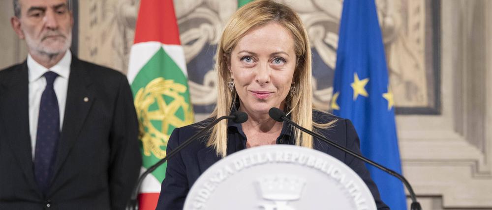 Geschafft: Giorgia Meloni nach dem Ende des entscheidenden Treffens mit dem Staatspräsidenten.