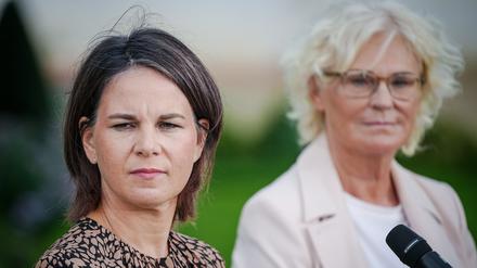 Außenministerin Annalena Baerbock (l, Bündnis 90/Die Grünen) und Verteidigungsministerin Christine Lambrecht (SPD)