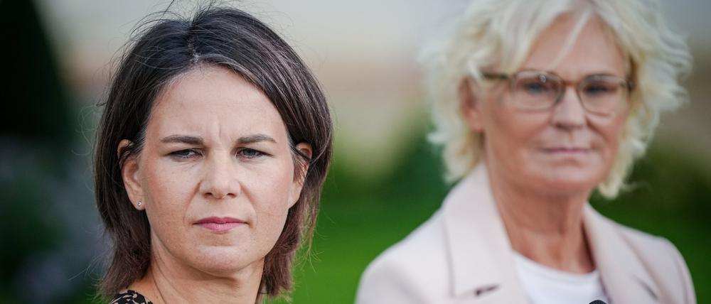 Außenministerin Annalena Baerbock (l, Bündnis 90/Die Grünen) und Verteidigungsministerin Christine Lambrecht (SPD)