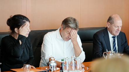 Annalena Baerbock (l-r, Bündnis 90/Die Grünen), Außenministerin, Robert Habeck (Bündnis 90/Die Grünen), Bundesminister für Wirtschaft und Klimaschutz, und Bundeskanzler Olaf Scholz (SPD) nehmen an der Sitzung des Bundeskabinetts im Bundeskanzleramt teil. 