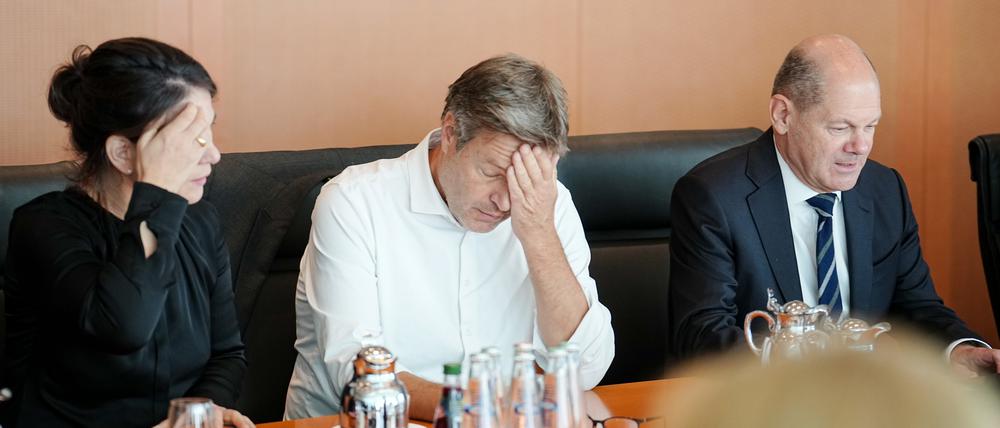 Annalena Baerbock (l-r, Bündnis 90/Die Grünen), Außenministerin, Robert Habeck (Bündnis 90/Die Grünen), Bundesminister für Wirtschaft und Klimaschutz, und Bundeskanzler Olaf Scholz (SPD) nehmen an der Sitzung des Bundeskabinetts im Bundeskanzleramt teil. 