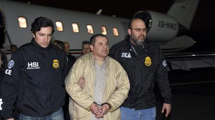 Die von einer US-Strafverfolgungsbehörde am 19.01.2017 zur Verfügung gestellte, undatierte Aufnahme, zeigt Joaquin «El Chapo» Guzman (M), während er aus einem Flugzeug zu einer wartenden Karawane geführt wird. 