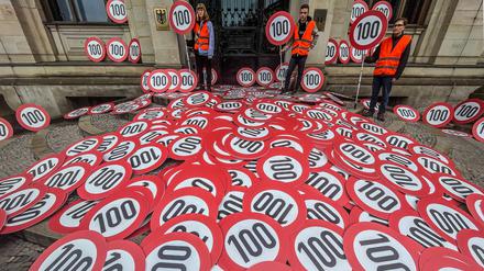 dpatopbilder - 22.10.2022, Berlin: Mitglieder der Klimaschutz-Protestgruppe «Letzte Generation» legten mehr als 500 Tempo-100-Schilder vor dem Bundesverkehrsministerium ab. Mit der Aktion wollen die Aktivisten erreichen, dass umgehend eine Geschwindigkeitsbeschränkung auf bundesdeutschen Autobahnen eingerichtet wird, um die CO2 Belastung deutlich zu verringern. Foto: Paul Zinken/dpa +++ dpa-Bildfunk +++