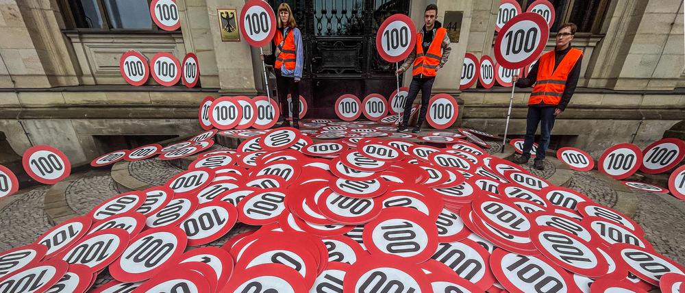 Aktivisten demonstrieren für eine Geschwindigkeitsbeschränkung auf bundesdeutschen Autobahnen.