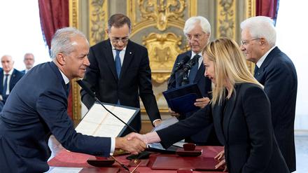 Eingeschworen: Premierministerin Giorgia Meloni gratuliert ihrem soeben vereidigten Innenminister  Matteo Piantedosi. Neben ihr (rechts) Staatspräsident Sergio Mattarella.