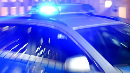 Ein Streifenwagen der Polizei mit eingeschaltetem Blaulicht.